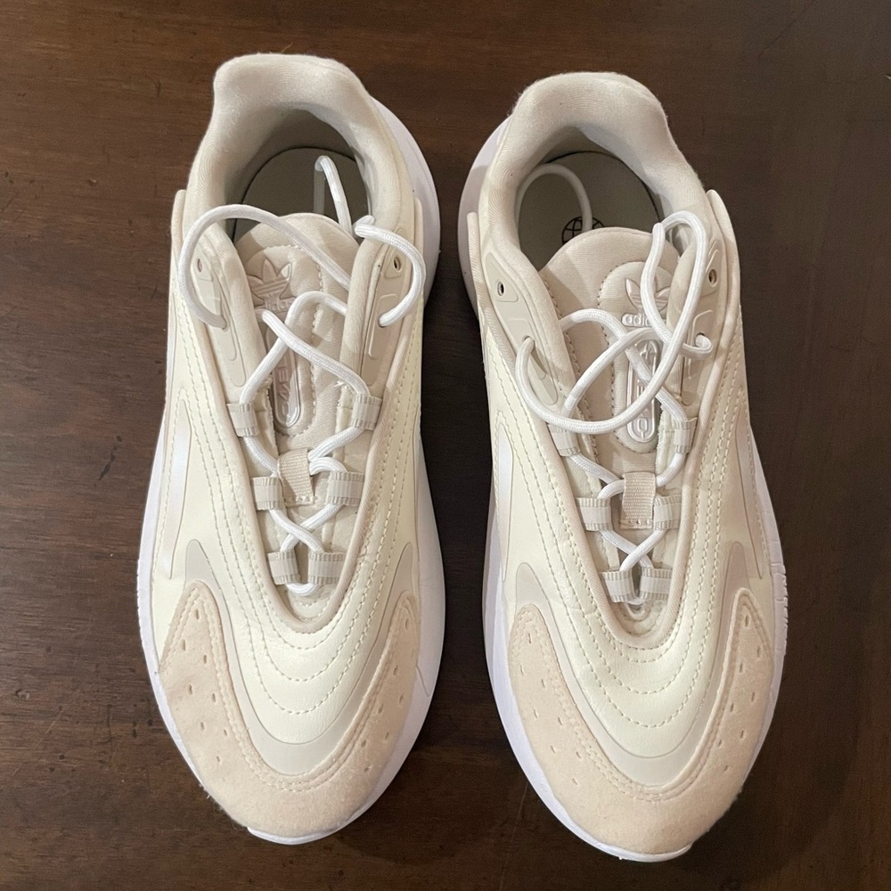 Women’s Adidas Ozelia Casual Sneakers size 6, never worn